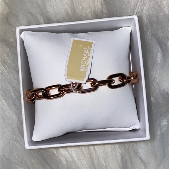🎁HP🎁Micheal Kors rose gold padlock bracelet.🔥 - Picture 5 of 7